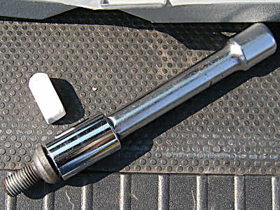 Einschraubhilfe mit Radschraube. Einschraubhilfe mit Radschraube.