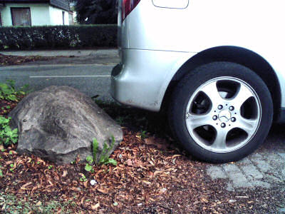 Das war knapp. Ein Findling knapp hinter dem Wagen.