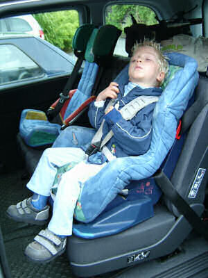 Justian im Kindersitz. Justian im Kindersitz.