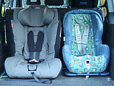 Zwei Kindersitze im Kofferraum.