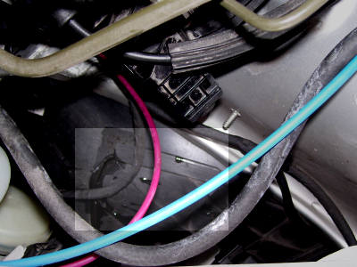 Blick auf Klappe im Motorraum. Blick auf Klappe im Motorraum.
