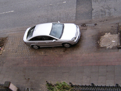 Kunstparker im Einsatz. Parkendes Auto.