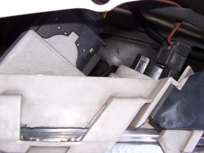 Das ist zu eng! Blick auf Blinker im Motorraum.