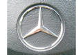 Mercedes-Stern am Lenkrad. 