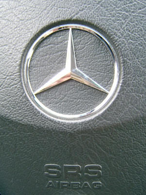 Mercedes-Stern am Lenkrad. 