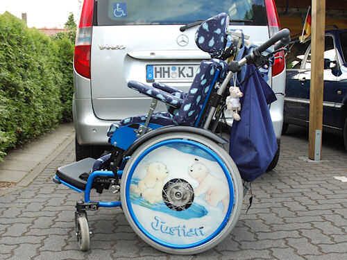 Justians neuer Rollstuhl. Neuer Rollstuhl.