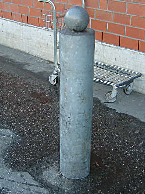 Pfeiler auf dem famila-Parkplatz. 