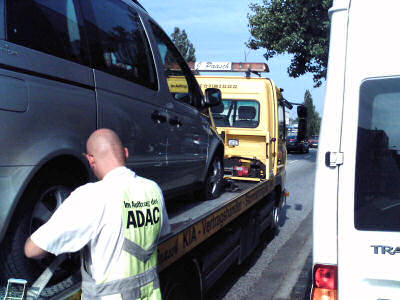 Ein Vaneo wir Huckepack genommen. Vaneo auf Abschleppwagen.