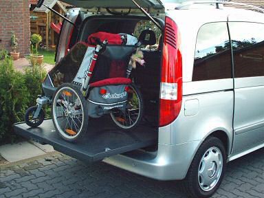 Mercedes Vaneo mit offener Heckklappe. Mercedes Vaneo mit offener Heckklappe.
