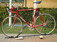 Fahrradträger mit Fahrrad außerhalb des Fahrzeugs. Fahrradträger mit Fahrrad außerhalb des Fahrzeugs.