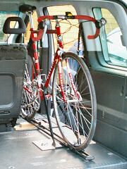 Fahrradträger mit Fahrrad im Kofferraum des Vaneos. 
