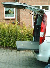 Mercedes Vaneo mit offener Heckklappe und ausgezogenem Laderaumboden. Mercedes Vaneo mit offener Heckklappe und ausgezogenem Laderaumboden.