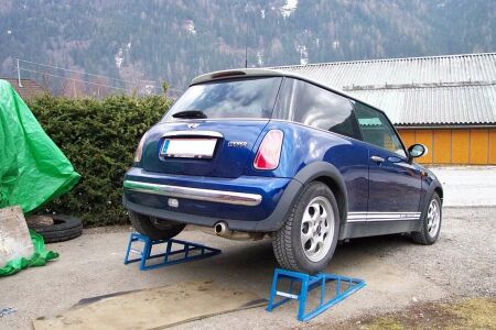 Aufgebockter Mini. Aufgebockter Mini.