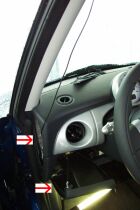 Detailfoto: Entfernung der Seitenverkleidung und der Verkleidung im Fußraum. 