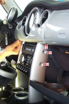 Detailfoto: Schrauben zur Lockerung der Streben und des Armaturenbretts. Detailfoto: Schrauben zur Lockerung der Streben und des Armaturenbretts.
