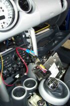 Detailfoto: Anschluss der Freisprecheinheit an das Radio. Detailfoto: Anschluss der Freisprecheinheit an das Radio.