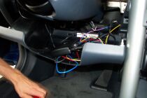 Detailfoto: Die Freisprecheinheit mit angeschlossenen Kabeln. Detailfoto: Die Freisprecheinheit mit angeschlossenen Kabeln.