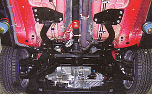 Beim Getrag-Mini: Neben dem Auspuff die an den Winkeltrieb angeflanschte Kardanwelle (1). Beim Getrag-Mini: Neben dem Auspuff die an den Winkeltrieb angeflanschte Kardanwelle (1).