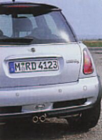 Mittige Doppelendrohre, geschwungener Dachspoiler und rotes S am Heck. Mittige Doppelendrohre, geschwungener Dachspoiler und rotes S am Heck.