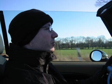 Gut eingepackt bei 5° C und offenem Verdeck. Offen fahren bei kaltem Wetter.