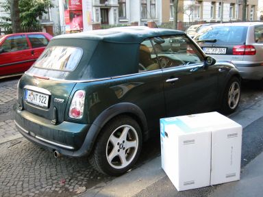 Oh je, und nun? Paket vor Auto.