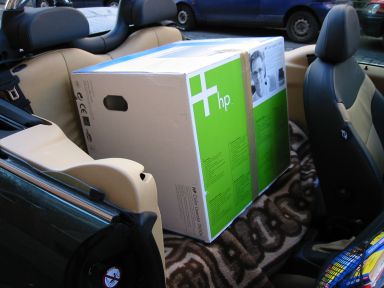 …Paket auf die Rücksitzbank … Paket auf Rücksitzbank.