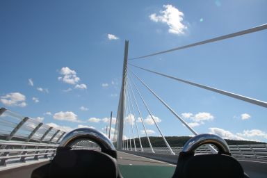 Fahrt auf dem Viaduc de Millau — 270 m über dem Tarn. Fahrt auf dem Viaduc de Millau.