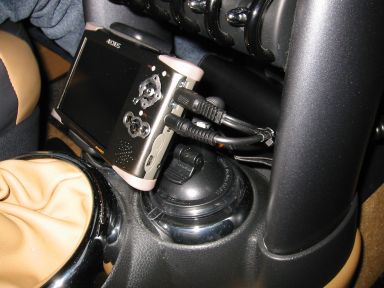 Befestigung des MP3-Players mit PDA-Halterung und Zahnputzbecher. Befestigung des MP3-Players.