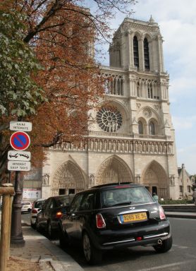 Französischer Mini im Halteverbot vor Notre Dame. Mini im Halteverbot vor Notre Dame.
