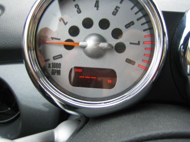 Hilfloser Bordcomputer. Eine Berechung der Restkilometer ist nicht mehr möglich. Bordcomputer zeigt --.