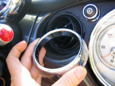 Abgefallener Zierring der Lüftungsdüse. Abgefallender Zierring.