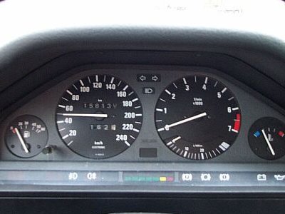 50 km/h bei 0 U/min. Das geht nur mit einem kaputten Drehzahlmesser! 50 km/h bei 0 U/min. Das geht nur mit einem kaputten Drehzahlmesser!