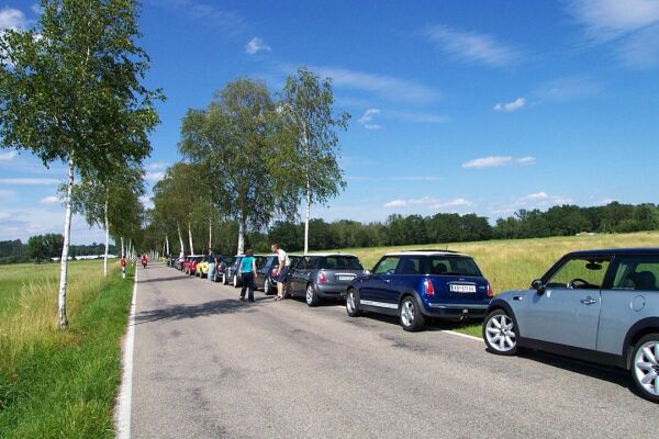 Verschnaufpause für die Minis am Straßenrand. Verschnaufpause für die Minis am Straßenrand.