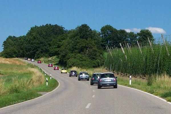 Kurven ohne Ende. Mitten durch die Hopfenfelder. Kurven ohne Ende. Mitten durch die Hopfenfelder.
