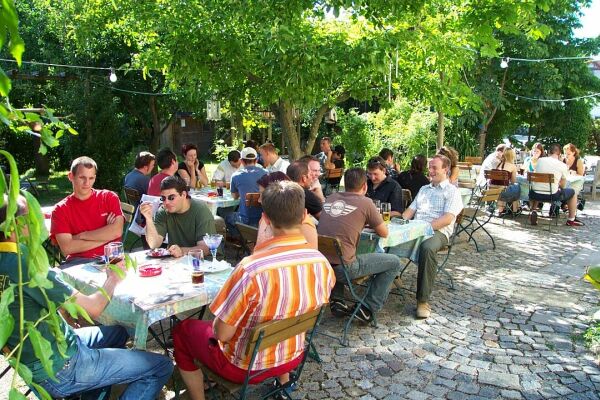 Der krönende Abschluss: Gemütliche Brotzeit im schattigen Biergarten. Der krönende Abschluss: Gemütliche Brotzeit im schattigen Biergarten.