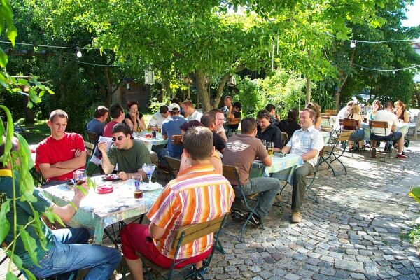 Der krönende Abschluss: Gemütliche Brotzeit im schattigen Biergarten. 