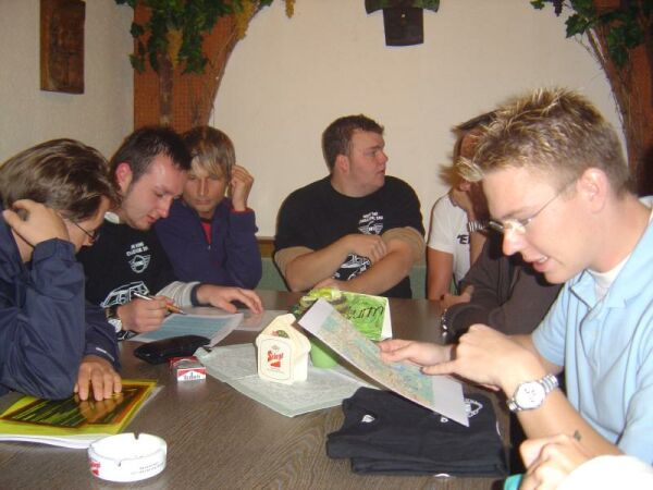 Meeting unseres Organisationsteams. Studium des Roadbooks. Meeting unseres Organisationsteams. Studium des Roadbooks.