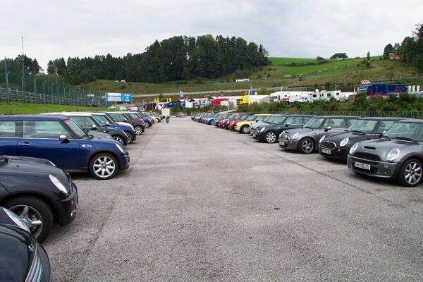 Unser Mini-Parkplatz an der Rennstrecke. Unser Mini-Parkplatz an der Rennstrecke.