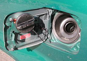Geöffneter Tankstutzen des Nissan Almera Tino. Geöffneter Tankstutzen des Nissan Almera Tino.