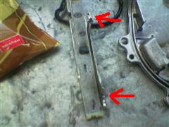 Die abgerissenen Halter der Steuerkettenführung/Abdeckung. Die abgerissenen Halter der Steuerkettenführung/Abdeckung.