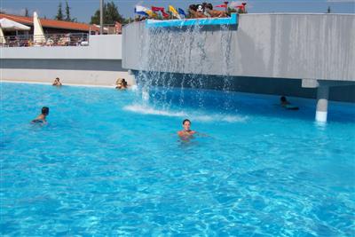 Der Pool mit Wasserfall und Freundin. 