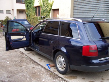 Mein alter Audi mit der tiefschwarzen Folie. 