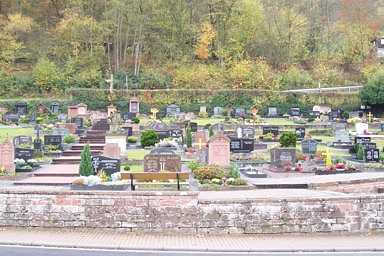 Kleiner Friedhof an der Straße. 