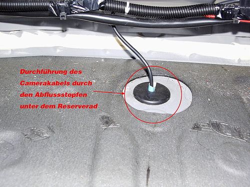 Kabeldurchführung Reserveradmulde. Kabeldurchführung Reserveradmulde.