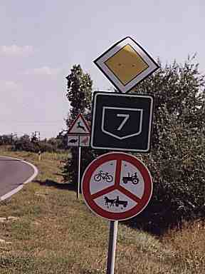 Verkehrsschilder — interessante Kombination. Verkehrsschilder — interessante Kombination.