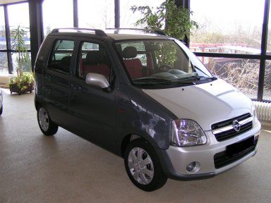 Opel Agila im Schauraum des Händlers. Opel Agila im Schauraum des Händlers.
