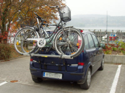 Opel Meriva mit Paulchen-Heckträger am Bodensee. Meriva mit Fahrradträger am Bodensee.