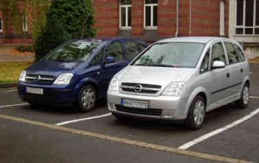 Opel Meriva in blau und silber. 