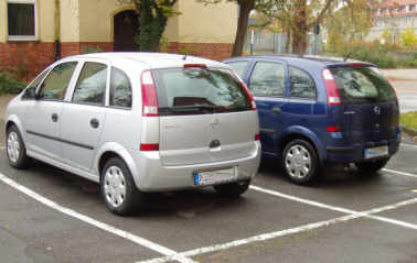 Opel Meriva in blau und silber. 