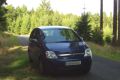 Opel Meriva im Nadelwald. 